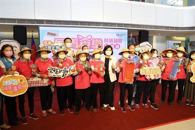 台塑企業暨王詹樣基金會捐贈餐袋，嘉惠雲林縣長青食堂用餐長輩。（雲林縣政府提供／張朝欣雲林傳真）