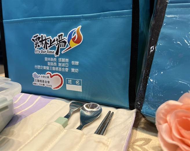 台塑企業暨王詹樣基金會捐贈餐袋，嘉惠雲林縣長青食堂用餐長輩。（雲林縣政府提供／張朝欣雲林傳真）