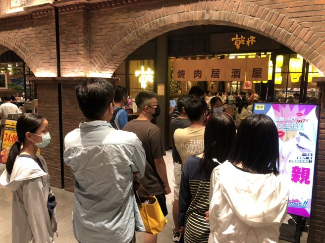 远北竹北乾杯烧肉居酒屋，连假期间订位全满。（远百竹北提供）