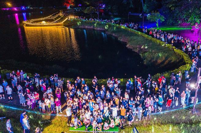 中秋3天連假至今，吸引20多萬人湧入北香湖公園看「2022光織影舞」展。（嘉義市政府提供∕呂妍庭嘉義傳真）