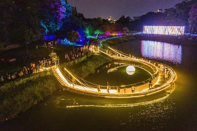 中秋3天連假至今，吸引20多萬人湧入北香湖公園看「2022光織影舞」展。（嘉義市政府提供∕呂妍庭嘉義傳真）