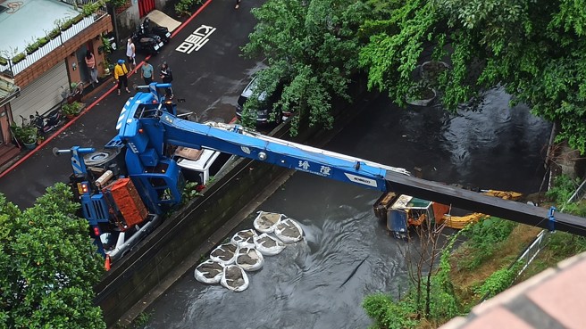 新北永和传工程意外，吊车「侧翻」压烂2轿车	。（翻摄自脸书我是永和人）