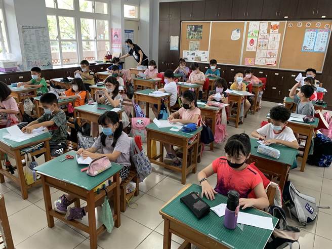 成功国小三年级生今年将牛犁歌阵文化纳入课程中，学习制作牛头与唱牛犁歌。（罗士哲提供／李俊淇台南传真）