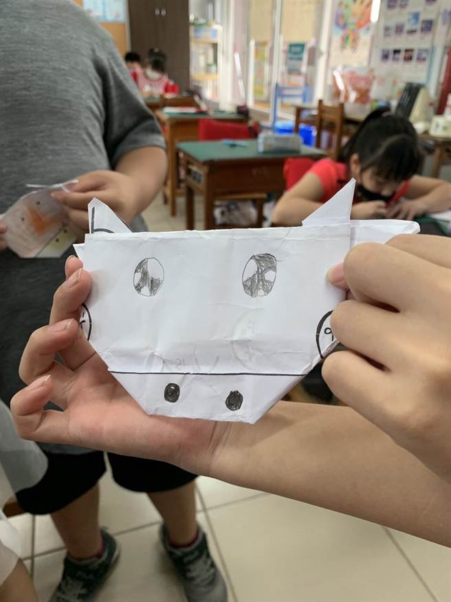 成功国小三年级生今年将牛犁歌阵文化纳入课程中，学习制作牛头并了解其文化来源。（罗士哲提供／李俊淇台南传真）