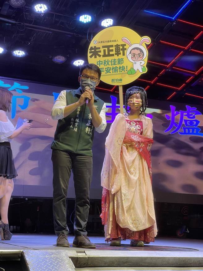 台南市第七选区民进党市议员参选人朱正轩找来「嫦娥」陪跑摊，成功吸引民眾目光。(朱正轩提供／曹婷婷台南传真)