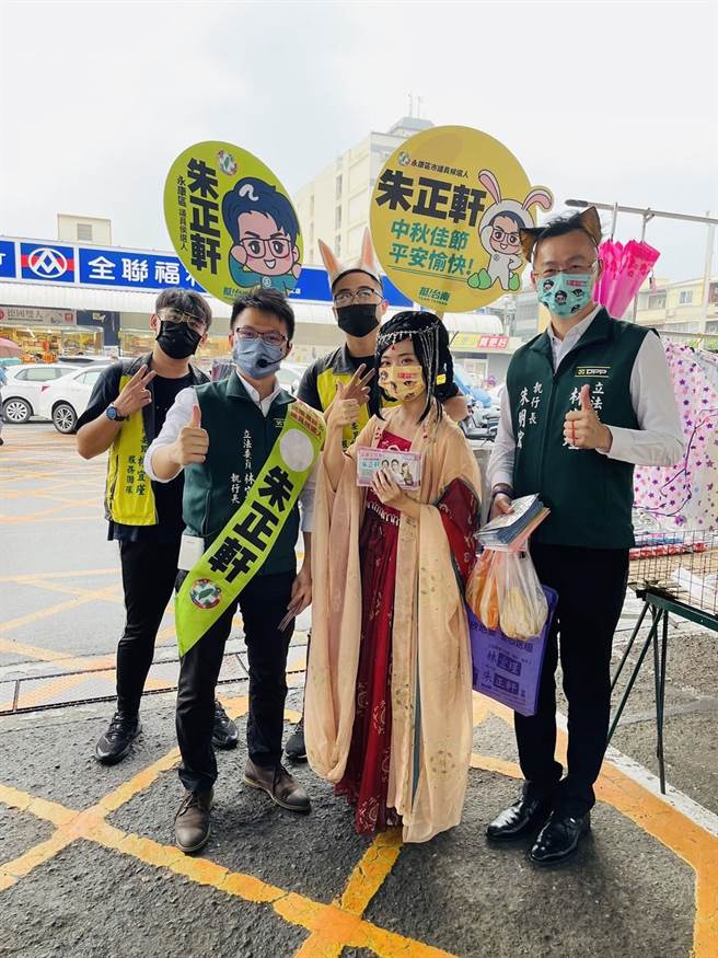 台南市第七选区民进党市议员参选人朱正轩(左二)找来「嫦娥」合体跑摊，成功吸引民眾目光。(朱正轩提供／曹婷婷台南传真)