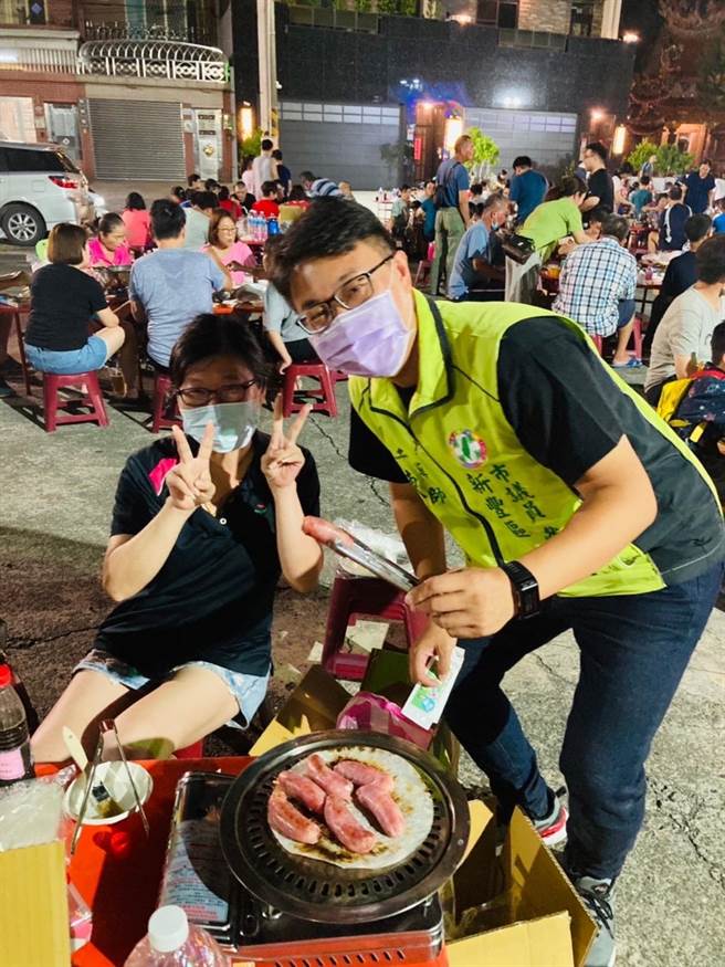 第十一选区民进党市议员参选人陈皇宇(右)3天连跑200场烤肉摊，跟民眾搏感情。(陈皇宇提供／曹婷婷台南传真)