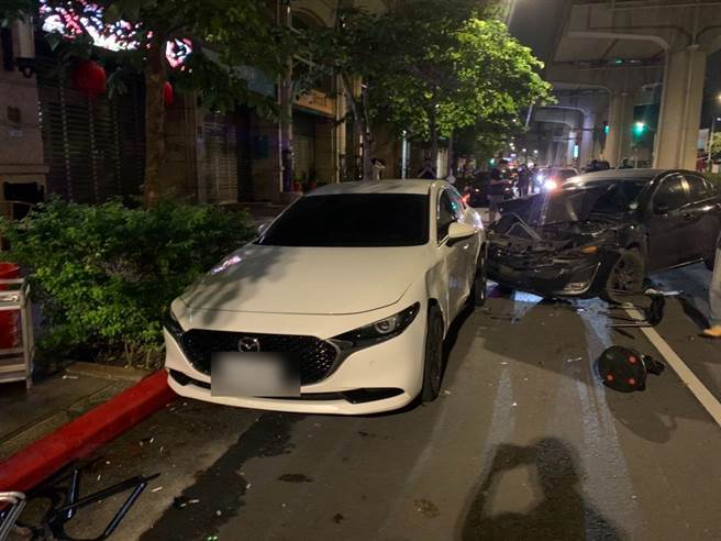 白色车子临停路边遭另外3台追撞。（翻摄画面）