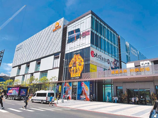 高雄「冈山乐购站前广场」。(资料照片)