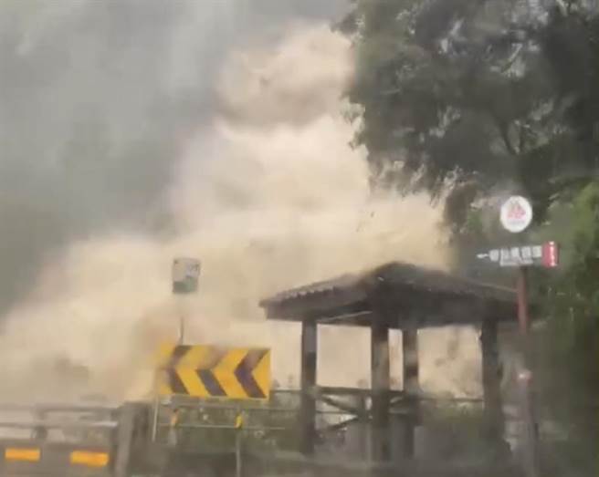 乌来山路旁瀑布直接变成黄褐色，画面被路过民眾拍下，场面十分惊人。（信贤里里长简凯杰提供／李奇叡新北传真）