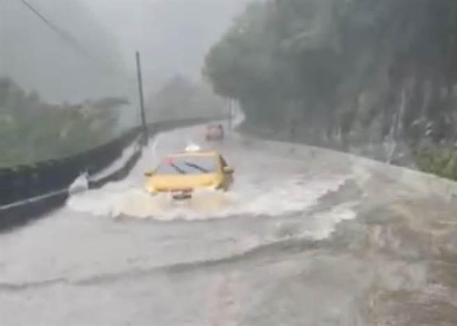 随着大雨短时间降下，乌来山路已有淹水情形，高度约半个轮胎高，让车辆难以通行，更有车直接停在路旁，等待水势退去。（信贤里里长简凯杰提供／李奇叡新北传真）
