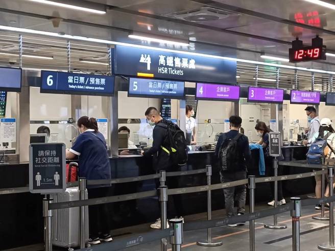 1名网友于高铁台北站外，发现1名男子不段翻找垃圾桶寻高铁票根，发文直呼：「傻眼欸」，贴文一出，内行人笑说：「票根致富」。（图／本报系资料照）