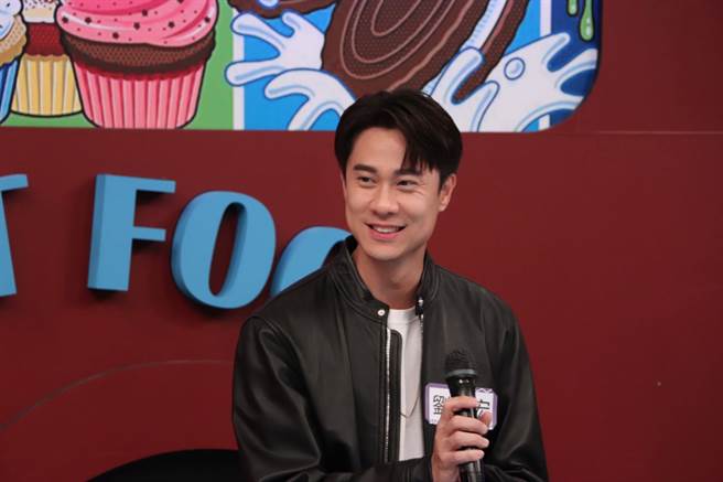 刘书宏在《小明星大跟班》中分享曾当街被警察临检的趣事。（中天综合台提供）