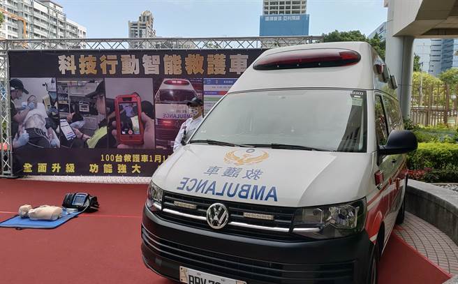 黄德清说，新北有全国最多的科技行动智能救护车。（新北消防局提供／李奇叡新北传真）