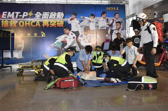 黄德清指出，新北每位员警都具有操作CPR暨AED的技能，屡次在急救现场发挥功能。（新北消防局提供／李奇叡新北传真）