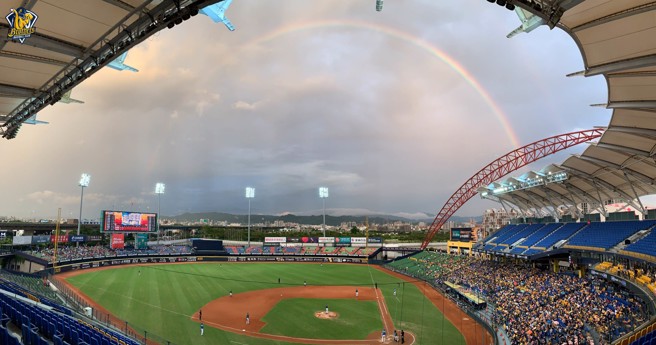 洲际棒球场赛前出现彩虹。（中信兄弟提供）