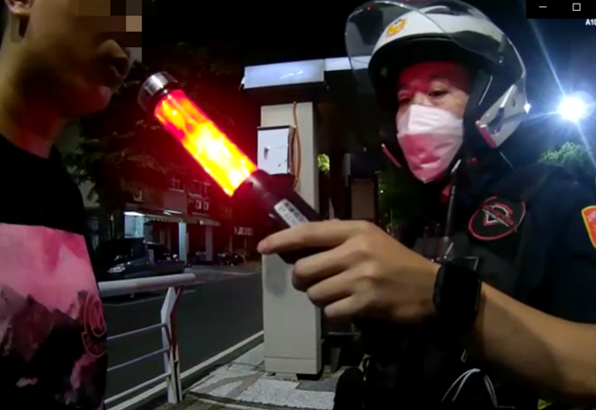 员警发现一部汽车在华夏路上闯红灯，立即按喇叭示意停车受检，但驾驶不以为意，继续高速行驶还接连闯红灯及红灯右转等违规。(戴志扬翻摄)