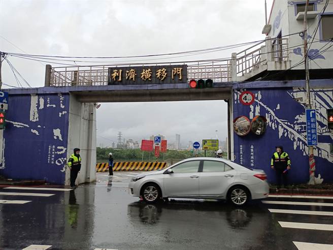 新北市水利局表示，大汉溪左岸3处横移门（西盛、利济、塔寮坑）将于今晚10时关闭完成。（新北市水利局提供／李奇叡新北传真）