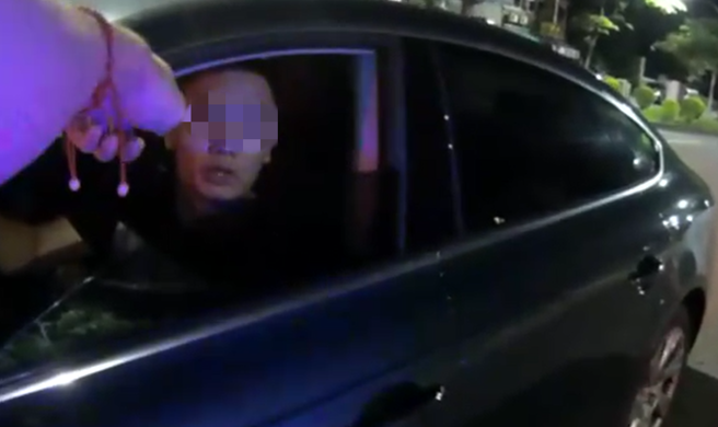 员警发现一部汽车在华夏路上闯红灯，立即按喇叭示意停车受检，但驾驶不以为意，继续高速行驶还接连闯红灯及红灯右转等违规。(戴志扬翻摄)