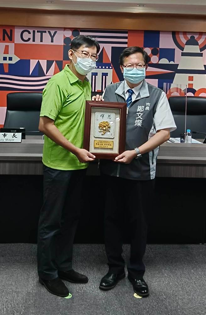 教诲师陈建璋（左）获颁桃园市孝行奖，他把对母亲的孝推广到矫正收容人的关怀，备受肯定。（陈建璋提供／赖佑维桃园传真）