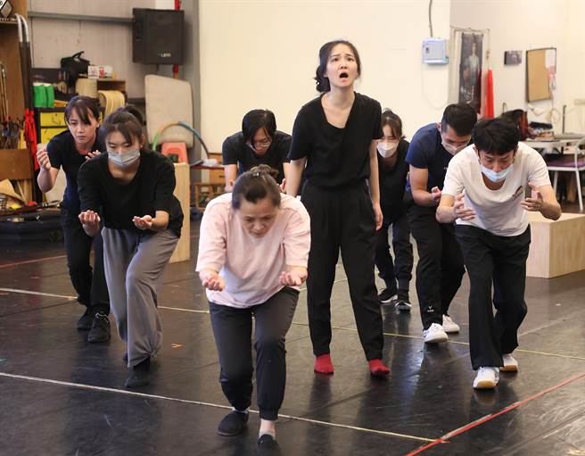 参与《西来庵》的演员们卖力排练。（刘宗龙摄）