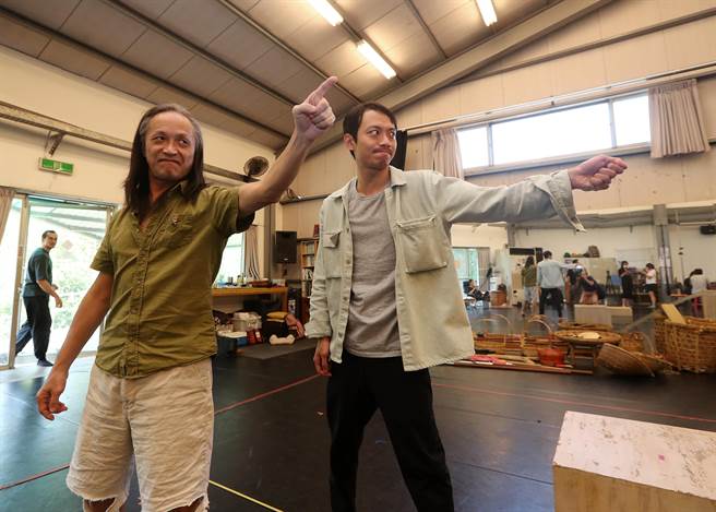 在新作《西来庵》的排练过程中，导演王荣裕（左）下场指导演员的姿势。（刘宗龙摄）