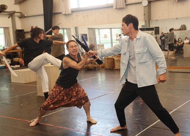 在新作《西来庵》的排练中，饰演日本人及台湾庶民的演员拿着道具相互攻击。（刘宗龙摄）