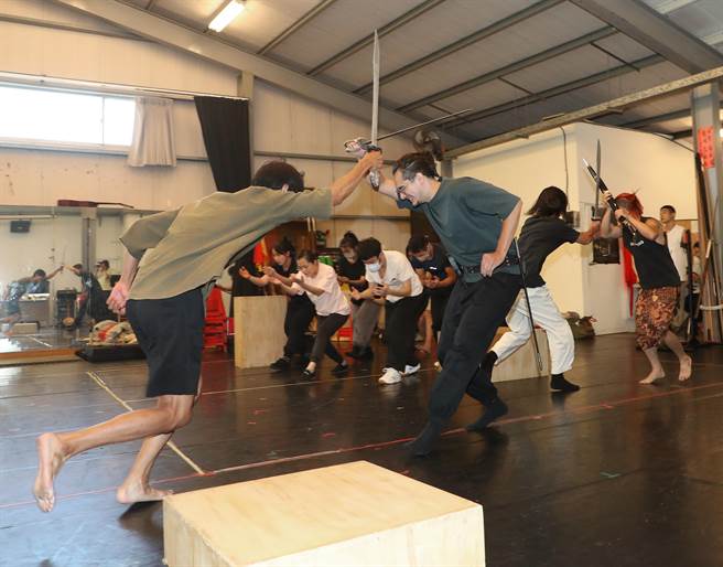 在新作《西来庵》的排练中，饰演日本人及台湾庶民的演员拿着道具相互攻击。（刘宗龙摄）