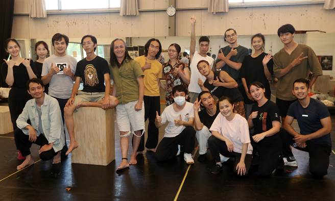 国家文艺奖得主王荣裕（左五）与演员们一起合影。（刘宗龙摄）