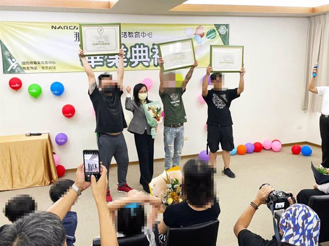 花莲那可拿新生活教育中心今举办戒毒生毕业典礼，3位毕业学员不仅顺利完成课程获颁毕业证书，并已和毒品断绝往来，彻底戒掉毒瘾。（花莲那可拿新生活教育中心提供／罗亦晽花莲报导）