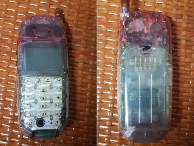 有网友分享20多年前高人气神机「小海豚」照片，勾起许多七年级生的青春回忆。（图／翻摄脸书爆废公社）