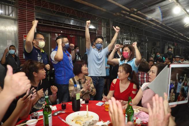 国民党台北市长参选人蒋万安（中）11日出席台北市中庄仔福德宫圣诞平安宴，逐桌向参加活动的民眾拜票，寻求支持。（刘宗龙摄）