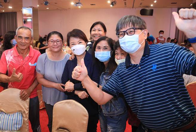 台中市长卢秀燕（左三）11日晚间出席云林同乡会秋节活动，开心与民眾合影；她上午则低调拜访原台中县红、黑派大老，寻求蓝营大团结。（林欣仪摄）