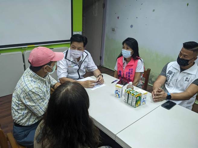 绿之园绘本发展协会方、桃园市长参选人郑宝清、议员参选人袁慧心和陈品杰了解基层弱势潜在问题。(郑宝清提供／蔡依珍桃园传真)