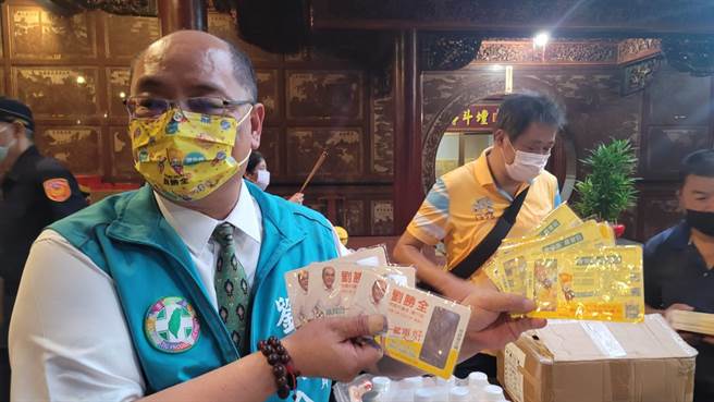 诚圣宫主委，同时也是市议员候选人刘胜全，竞选文宣附带有放大镜的直尺。(刘胜全提供／蔡依珍桃园传真)