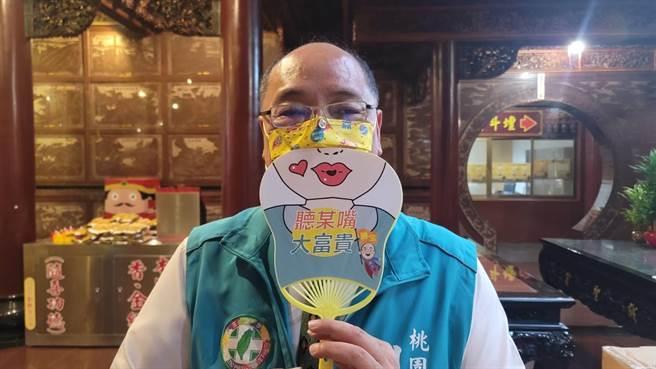 诚圣宫主委，同时也是市议员候选人刘胜全，竞选文宣多样且有趣。(刘胜全提供／蔡依珍桃园传真)