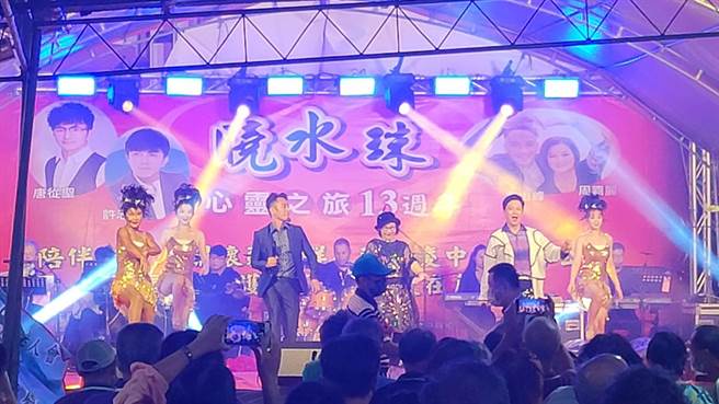 周嘉丽等16艺人欢唱陪老大人度过温馨夜晚。(刘胜全提供／蔡依珍桃园传真)