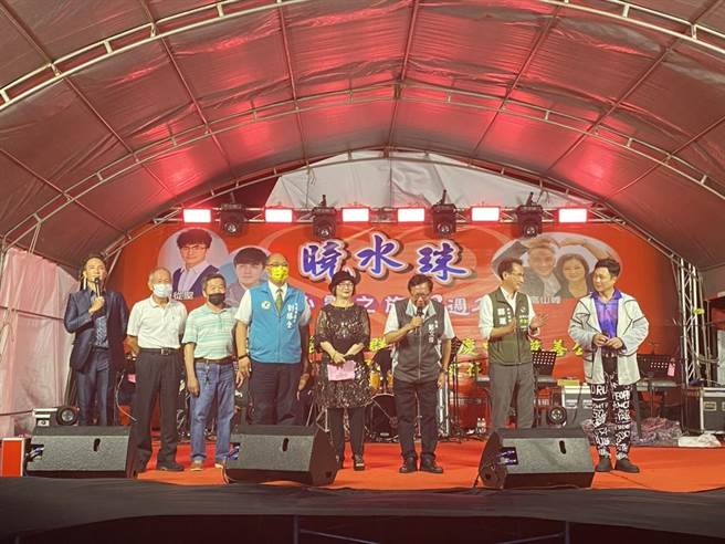 周嘉丽等16艺人欢唱陪老大人度过温馨夜晚。(刘胜全提供／蔡依珍桃园传真)