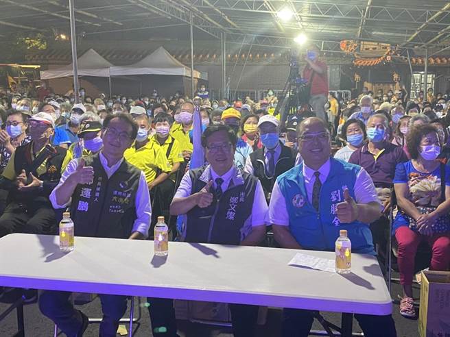 周嘉丽等16艺人欢唱陪老大人度过温馨夜晚。(刘胜全提供／蔡依珍桃园传真)