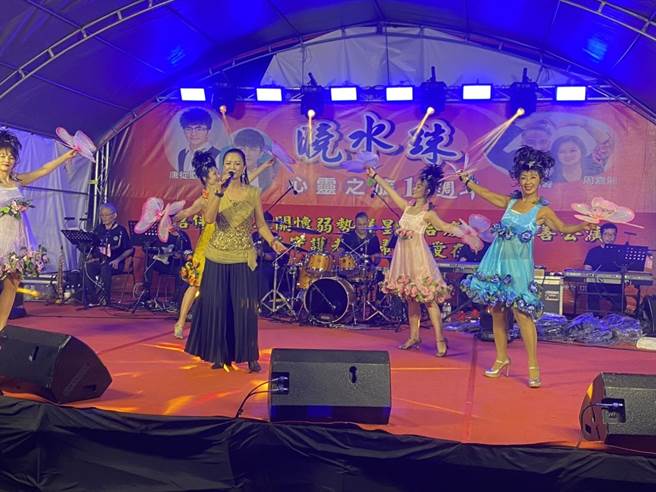 周嘉丽等16艺人欢唱陪老大人度过温馨夜晚。(刘胜全提供／蔡依珍桃园传真)