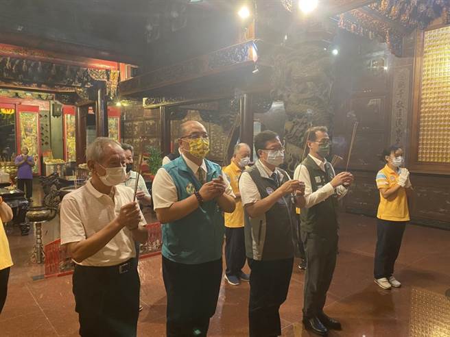 市长郑文灿、立委郑运鹏和市议员候选人刘胜全。(刘胜全提供／蔡依珍桃园传真)