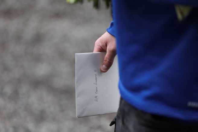 遠在澳洲的一名女童收到來自巴摩拉城堡的信件。(示意圖／路透社)
