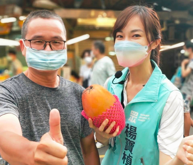 杨宝桢(右)亲自接触基层民眾，对农委会主委不能苦民所苦感到生气。（图／取自杨宝桢脸书）