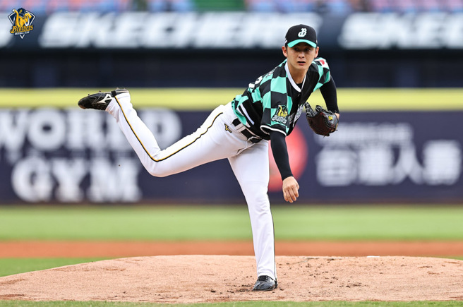 中信兄弟先发投手吴哲源6局仅失1分拿下个人9连胜。（中信兄弟提供）