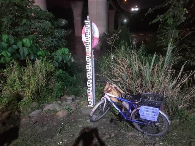 新北市新店区稍早有民眾报案，称父亲今晚失联，目前只有在溪旁找到脚踏车。（警方提供／李奇叡新北传真）