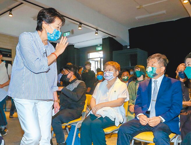 台湾视觉艺术协会「2022台湾当代一年展」虚实整合双展场10日举行开幕记者会，台北市长参选人陈时中（右）、黄珊珊（左）受邀出席，两人在开幕前打招呼。（粘耿豪摄）