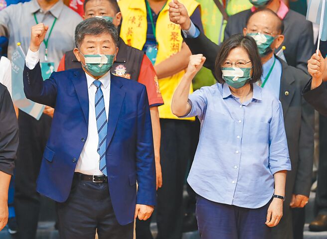 蔡英文总统（右）与前卫福部长陈时中（左）。（本报资料照片）