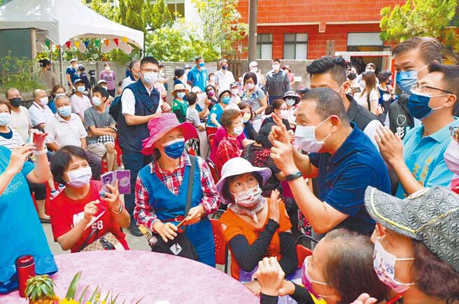 新北市长侯友宜昨日前往空军三重一村参与活化成果启动仪式，受到旧眷户、荣民热烈欢迎。（新北市文化局提供／蔡雯如新北传真）
