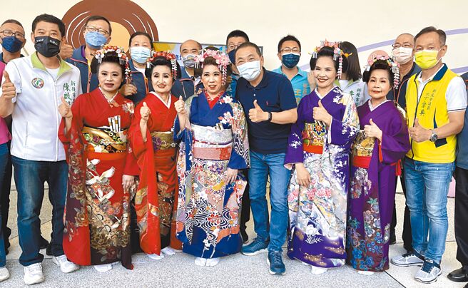 新北市长侯友宜（前排右四）前往三重228大小和平公园整建启用典礼，与表演舞者合影留念。（吕健豪摄）