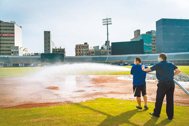 新竹棒球场1个多月来进行4大改善，其中包括增设专用快速接头阀QCV接大口径消防水带手动喷灌。（新竹市政府提供／王惠慧新竹传真）